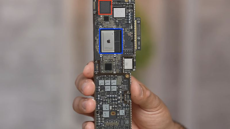 MacBook Air M2 256GB để trống vị trí lắp chip nhớ (màu đỏ)